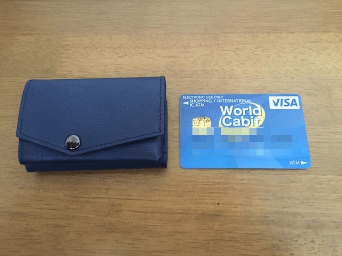 小さい財布をカードと比較